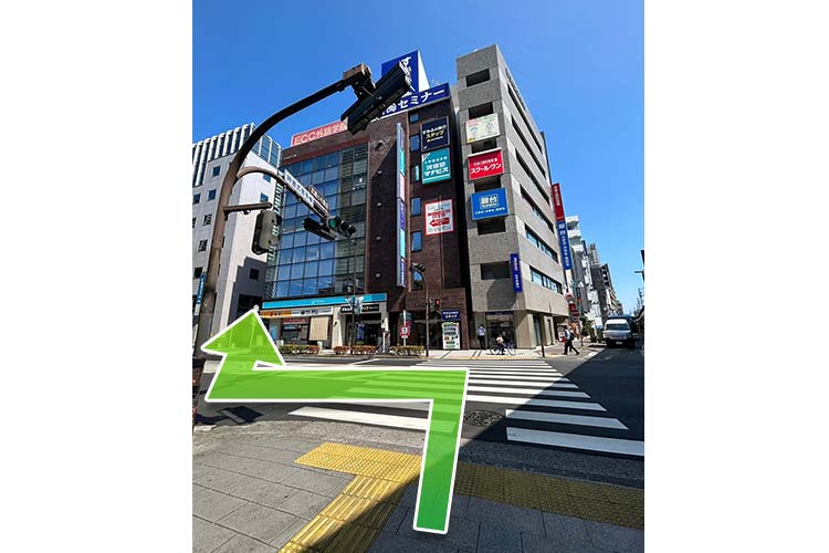 東急東横線高架手前の横断歩道を渡り、左に進み最初の路地を右に曲がります。