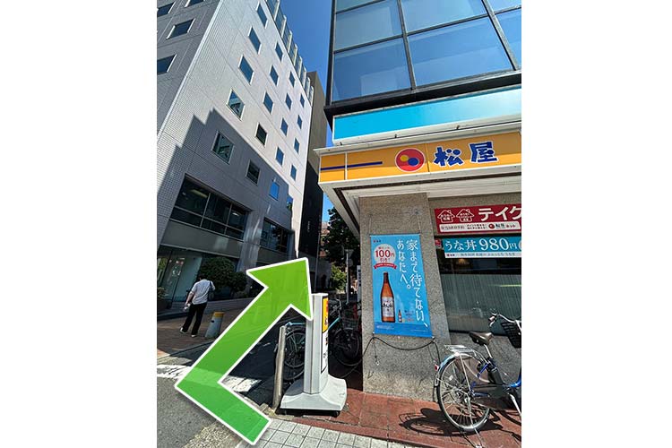 右に曲がるのは、横浜銀行と松屋の間です。